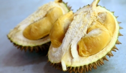 Cách bổ sầu riêng cực kì đơn giản không bị gai đâm