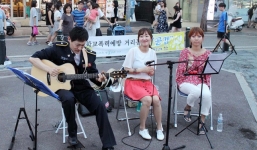 Cảnh sát chơi đàn ghi ta để kêu gọi chống nạn bạo lực học đường