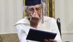 Cụ bà 97 tuổi rơi nước mắt trong buổi nhận bằng tốt nghiệp THPT