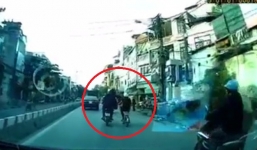 Video: Giật dây chuyền táo tợn trên phố Hà Nội