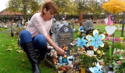 Để tránh trộm cắp, mẹ phải dời mộ của con trai