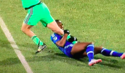 Video: Drogba lĩnh thẻ vì ôm chân chân thủ môn đối phương