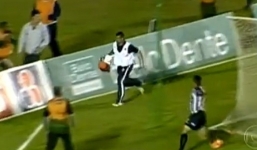 Video: Cầu thủ đuổi đánh nhân viên y tế vì cứu thua cho đội nhà