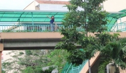 Thiếu nữ có biểu hiện 'ngáo đá' la hét, nhảy từ cầu vượt xuống đất
