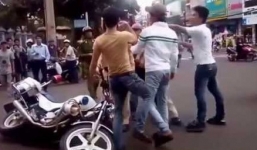 Đánh nhau giữa đường vì va chạm giao thông