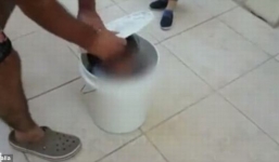 Bé gái bị bố nhét vào xô “dạy cho một bài học”