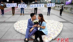 Chàng trai xếp 4.500 miếng bỉm thành hình trái tim cầu hôn bạn gái 