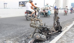 Xe đang đi bất ngờ bốc cháy, thiếu nữ vội quăng xe bỏ chạy