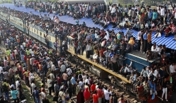 Video: Choáng với chuyến tàu chất đầy người trên nóc 