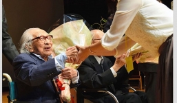 Cụ ông nhận bằng tốt nghiệp đại học lúc 100 tuổi