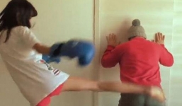 Hot girl 24 tuổi kiếm bộn tiền nhờ đánh, đá khách hàng