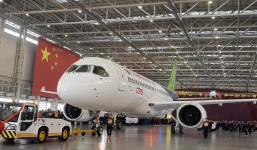 Soi nội thất máy bay chở khách tự chế đầu tiên của Trung Quốc