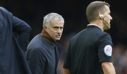 HLV Mourinho chính thức nhận án phạt từ FA