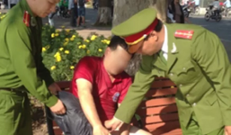 'Ngáo đá', nam thanh niên lao mình xuống hồ Hoàn Kiếm