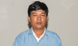 Người đàn ông vận chuyển 10 lượng vàng và hàng ngàn USD qua biên giới