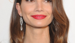 Người mẫu bị chê không xứng với áo lót 46 tỷ đồng