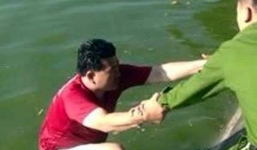 Người đàn ông cởi bỏ trang phục, đòi bơi ra giữa Hồ Gươm đề gặp cụ Rùa