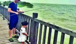 Ông bố bán nhà và công ty để du lịch khắp thế giới cùng con gái