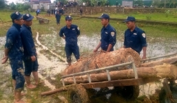 Hoảng hồn phát hiện quả bom nặng gần 1 tấn ở ruộng lúa