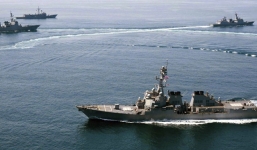 Tàu chiến Mỹ bị tàu buôn TQ vượt mũi khi tuần tra Biển Đông