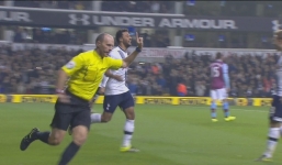 Người hâm mộ phẫn nộ khi trọng tài ăn mừng bàn thắng cùng Tottenham
