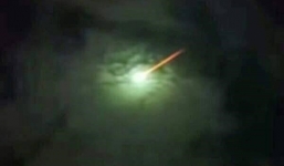 Video: Cầu lửa bí ẩn sáng rực trên bầu trời Thái Lan