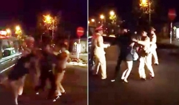 Video: Chở bạn gái không đội mũ bảo hiểm còn giằng co, tấn công CSGT