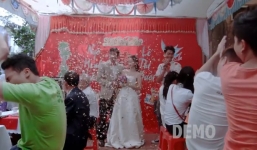 'Tập thể người yêu cũ' hát tặng ‘Vợ người ta’ trong đám cưới