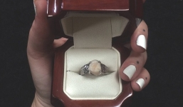 Chàng trai dùng răng khôn làm… nhẫn đính hôn 