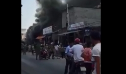 Cháy cửa hàng xe máy cạnh chợ, tiểu thương chạy tán loạn