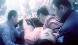 Cô dâu ngã dập đầu vì trò tung hứng của phù rể