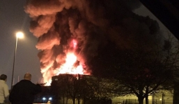 Hỏa hoạn tạo cầu lửa khổng lồ làm sáng rực trời đêm London