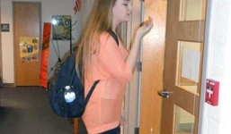 Hơn 40 nữ sinh bị đuổi khỏi lớp học vì mặc quần bó sát