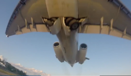 Video: Máy bay cất cánh sát ngay trên đầu người quay phim