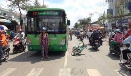 Người nhà bị tai nạn, gia đình đuổi đánh tài xế xe buýt