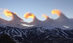 Đám mây cuộn trào như sóng biển trên bầu trời nước Mỹ