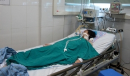 Nữ công nhân bị máy đánh bóng gỗ cuộn dập nát tay