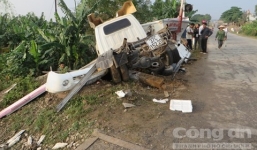 Tàu hỏa đâm ôtô bay xuống ruộng, 2 người trọng thương