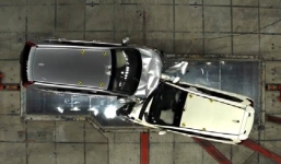 Cái kết bất ngờ khi hai xe đối đầu trực diện ở 50 km/h?