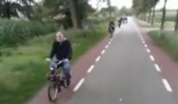 Video: Gặp tai nạn chỉ vì mải quay phim