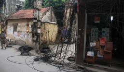 Cận cảnh dọn 'ổ mạng nhện' khổng lồ ở Hà Nội