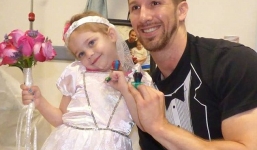 Video: Đám cưới xúc động của nam y tá 29 tuổi và bệnh nhi ung thư 4 tuổi