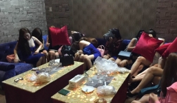 Hàng chục tiếp viên mặc đồ 'mát mẻ' phục vụ khách nước ngoài