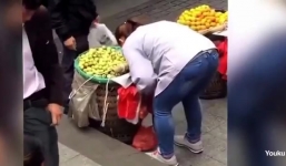 Người bán hàng rong tráo túi quả cũ trong chớp mắt