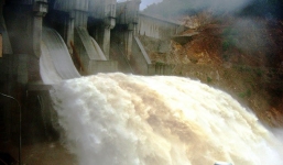 Hàng trăm người dân bỏ chạy lên núi trong đêm vì tin đồn vỡ đập