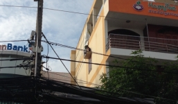 Nam thanh niên nghi 'ngáo đá' ngồi vắt vẻo trên cửa sổ, la hét