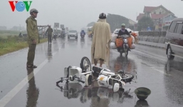 Ô tô lao vào xe đạp điện, ba bà cháu nguy kịch