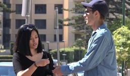 Video: Chàng trai giả mù để thử lòng trung thực của người đi đường