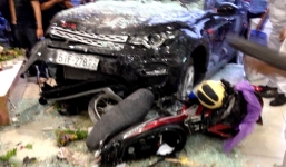 Xe 'điên' đâm hàng loạt xe máy tại vòng xoay Dân Chủ, TP HCM