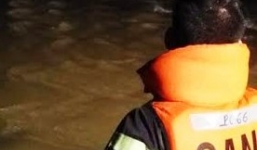 Xe khách chở 9 người bị lũ cuốn, một người mất tích